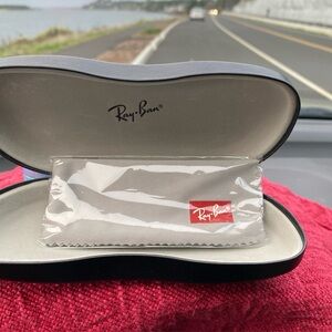 RAY-BAN Medium Clamshell “Eyeglasses Case w/Cloth” Black/Cream EUC